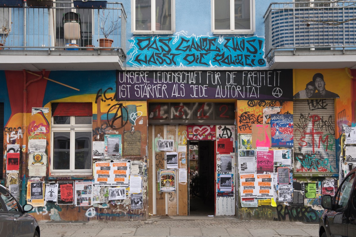 2.5 Fragen an einige Aktivist*innen der Rigaer Str. 94 in Berlin
